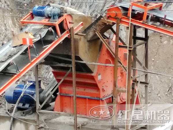 钾长石细碎机工作现场2 钾长石细碎机工作现场2