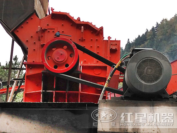 钾长石细碎机工作现场1 钾长石细碎机工作现场1