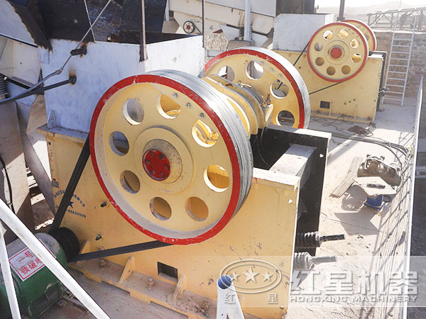 透辉石颚式破碎机工作现场 透辉石颚式破碎机工作现场