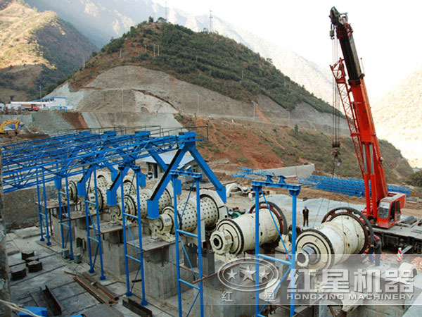 选铜生产线现场:球磨机 选铜生产线现场:球磨机