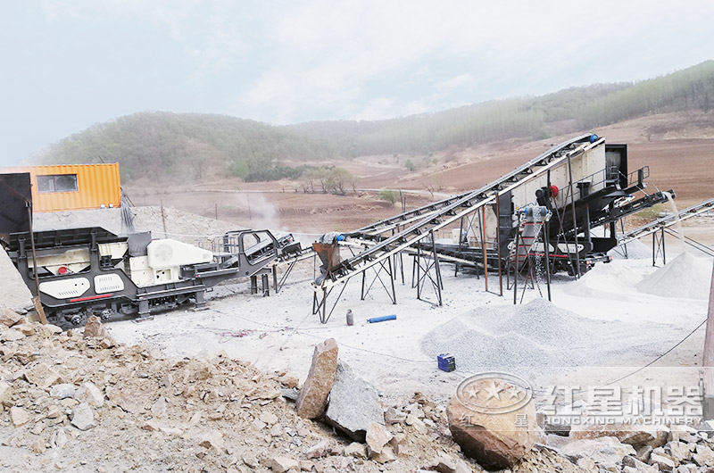 颚式移动破碎站工作现场 颚式移动破碎站工作现场