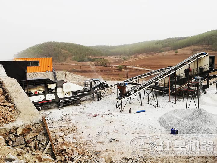 时产200吨河卵石移动破碎生产线现场 时产200吨河卵石移动破碎生产线现场