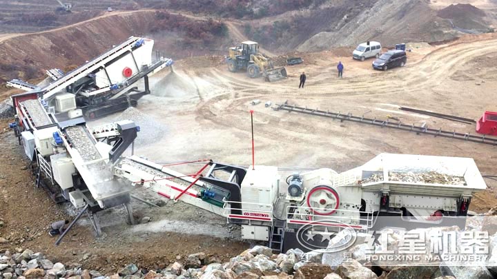 履带移动颚破机+履带移动圆锥破+履带振动筛一体机三台设备联合作业