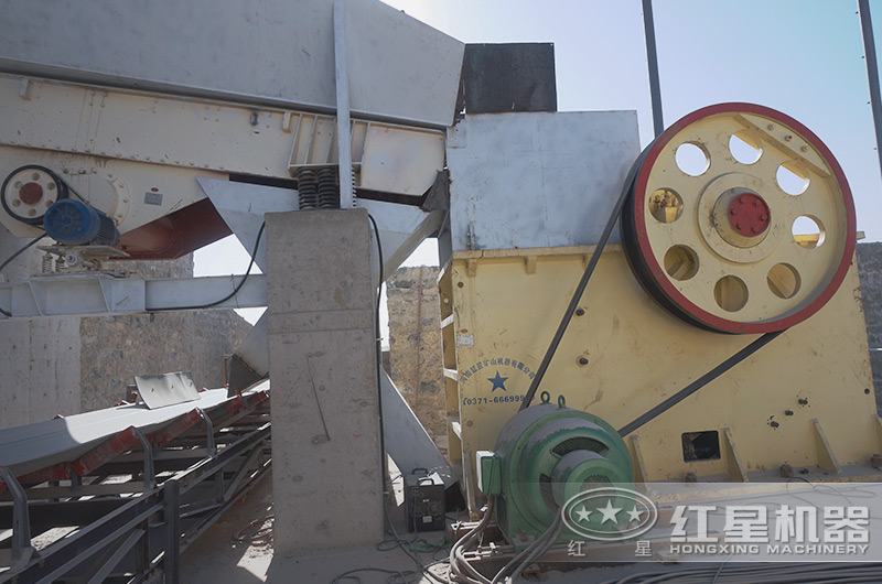 时产1000方河卵石制砂生产线现场:PE1500X1800颚破机特写