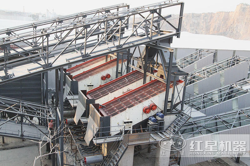 日产1.5万吨河卵石制砂生产线现场:振动筛特点,可筛分多种成品料