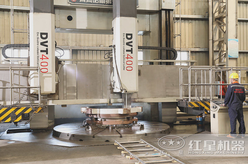 开云电竞履带式移动石子破碎机大型化厂房