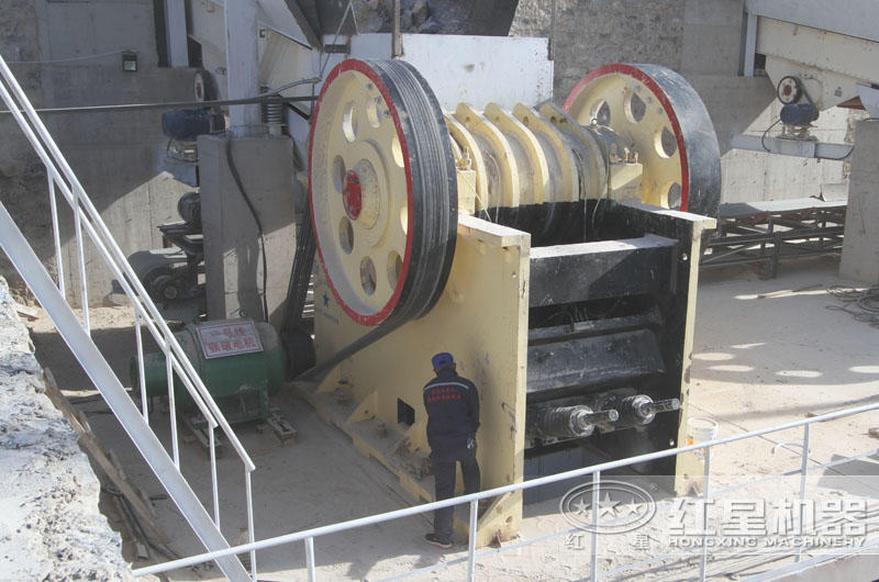 时产500吨石灰石制砂生产线:颚式破碎机