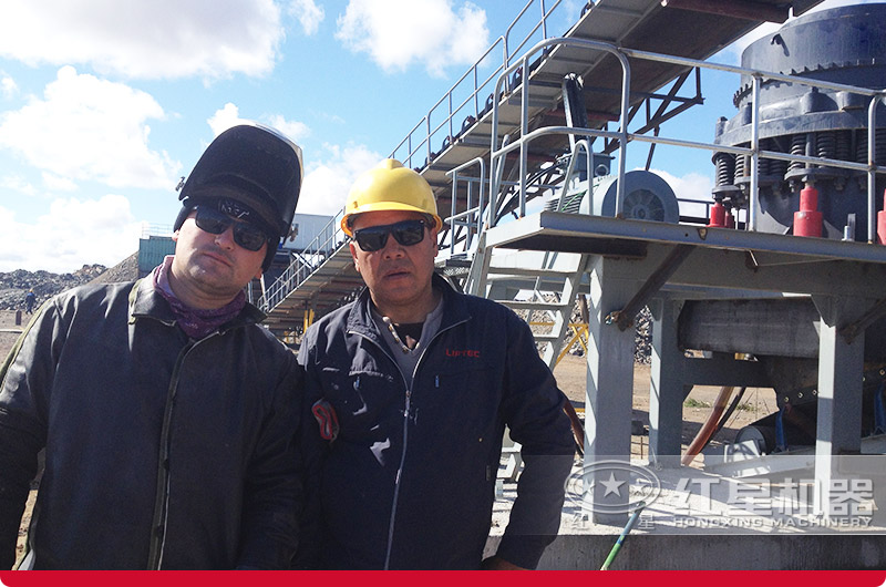 南非时产500吨青石破碎项目现场:与用户合影