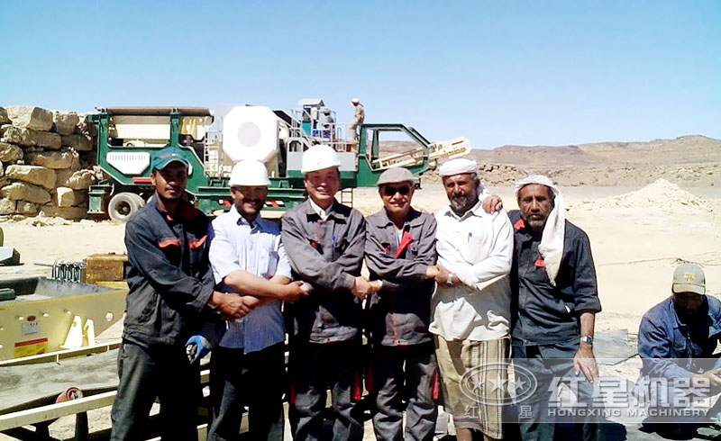 移动碎石机在沙特阿拉伯现场与用户合影 移动碎石机在沙特阿拉伯现场与用户合影