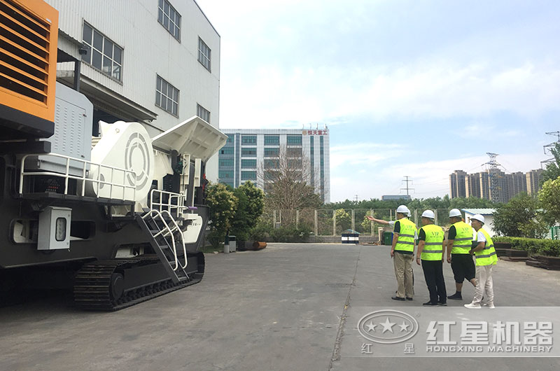 客户来厂参观,经理陪同讲解 客户来厂参观,经理陪同讲解