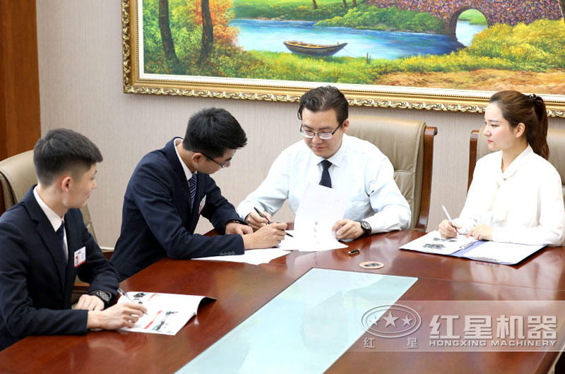 工程师为用户量身定制生产线 工程师为用户量身定制生产线