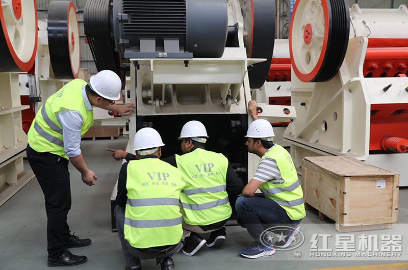 经理陪同客户到车间实地考察 经理陪同客户到车间实地考察