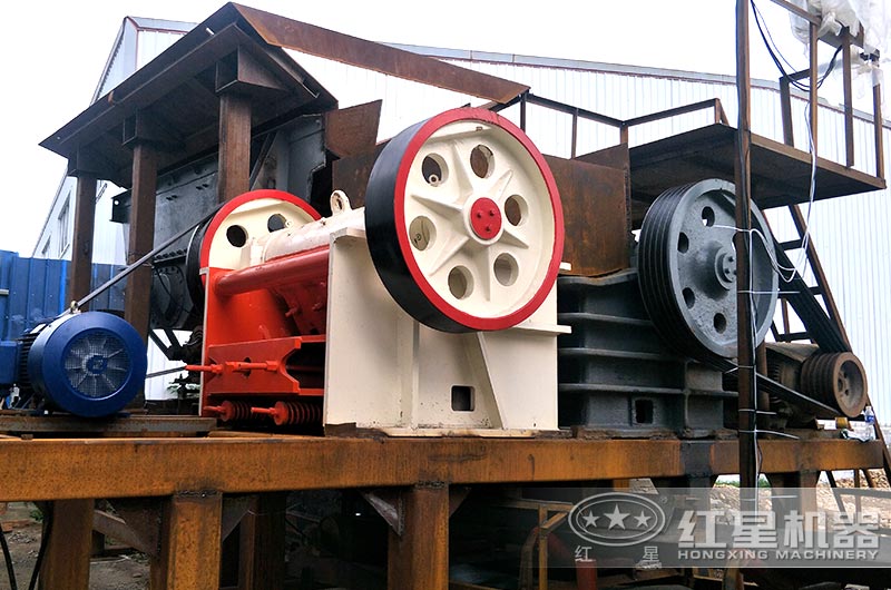 鄂式细破碎机作业现场图 鄂式细破碎机作业现场图