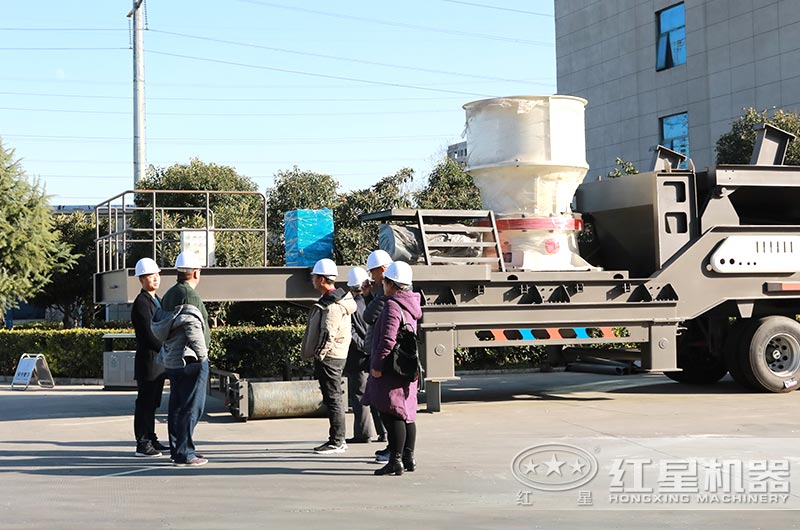 经理陪同客户来厂参观 经理陪同客户来厂参观