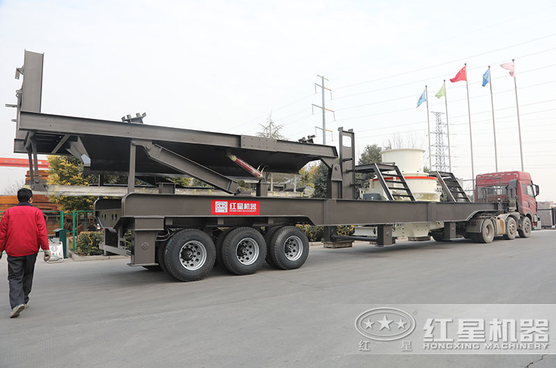移动制砂机一体式设备开往客户现场 移动制砂机一体式设备开往客户现场