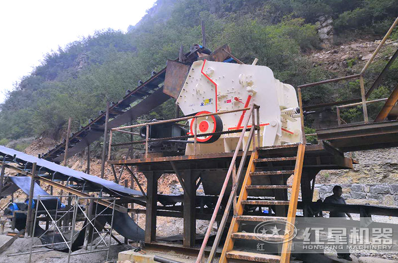 反击式破碎机工作现场图 反击式破碎机工作现场图