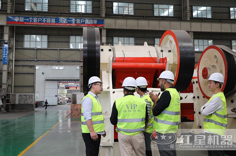 客户到开云电竞设备车间参观 客户到开云电竞设备车间参观