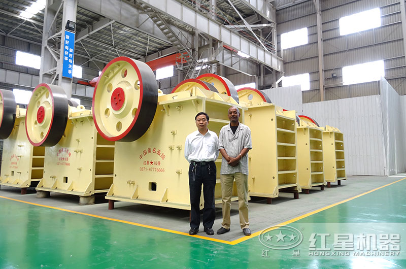 鄂式破碎机客户来厂参观 鄂式破碎机客户来厂参观