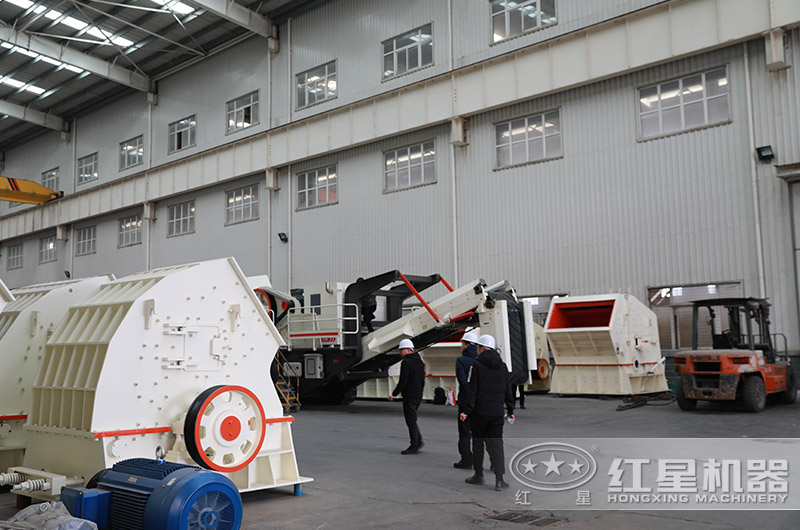 客户来厂参观锤破机 客户来厂参观锤破机