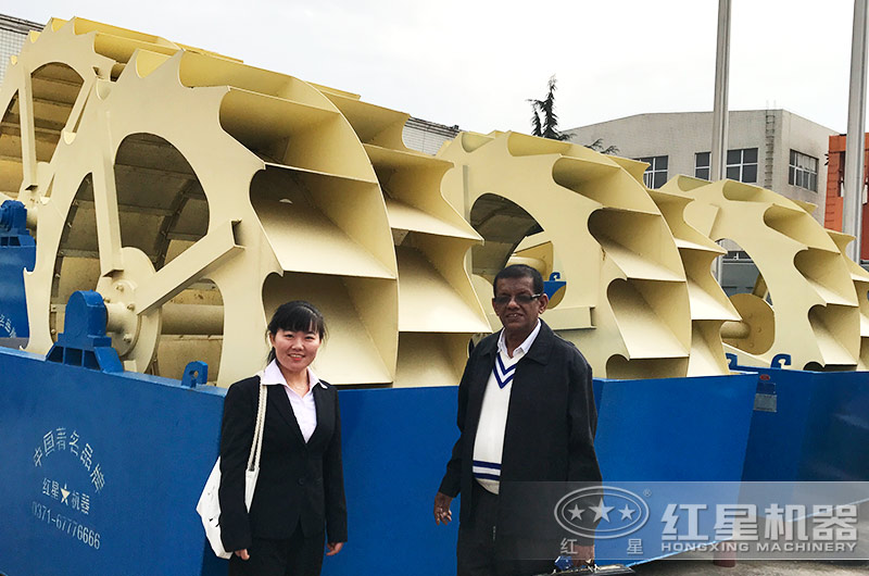 客户来厂参观洗砂机设备 客户来厂参观洗砂机设备