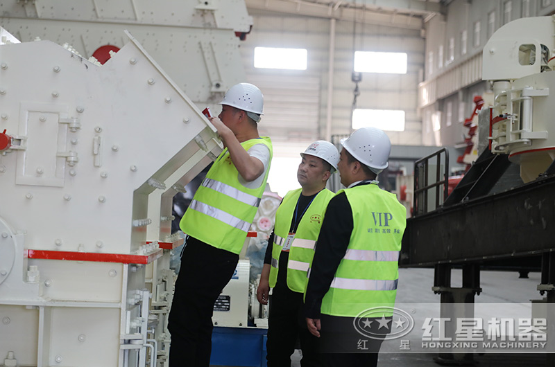 客户来厂考察细碎制砂机设备 客户来厂考察细碎制砂机设备
