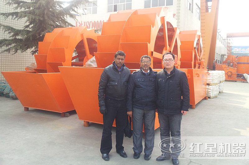 国外客户来厂考察大型洗砂机设备和商谈合作 国外客户来厂考察大型洗砂机设备和商谈合作
