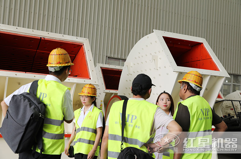 客户来厂考察锤破机 客户来厂考察锤破机