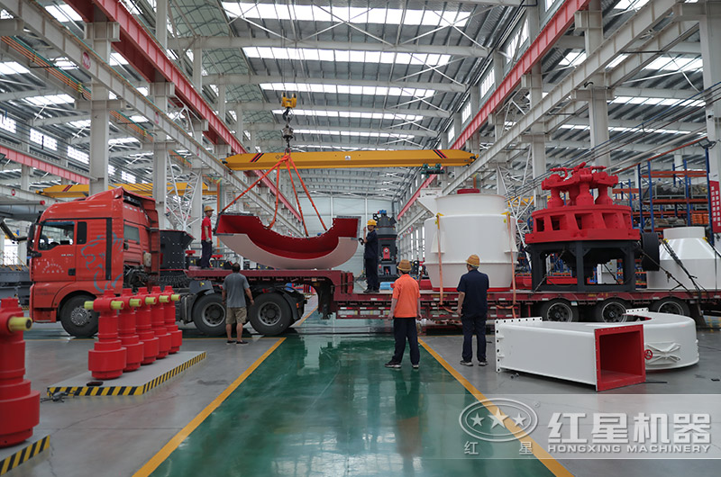 开云电竞雷蒙磨粉机装车发货现场 开云电竞雷蒙磨粉机装车发货现场