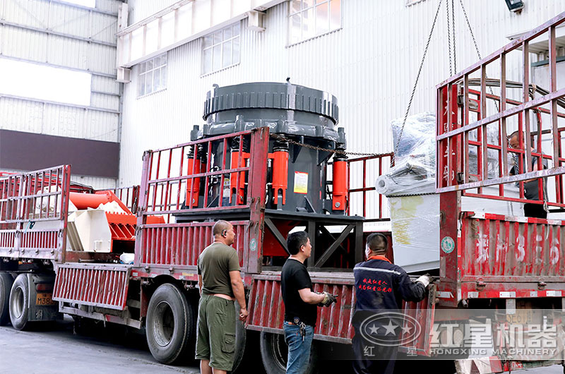开云电竞圆锥破碎机装车发货现场 开云电竞圆锥破碎机装车发货现场