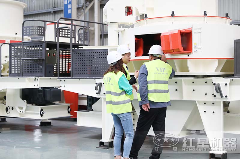 客户来厂考察冲击式制砂机 客户来厂考察冲击式制砂机