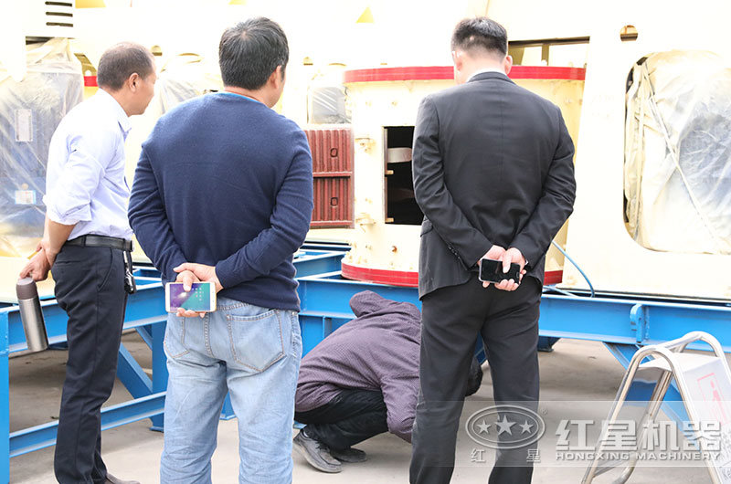 客户来厂考察复合破碎机设备 客户来厂考察复合破碎机设备