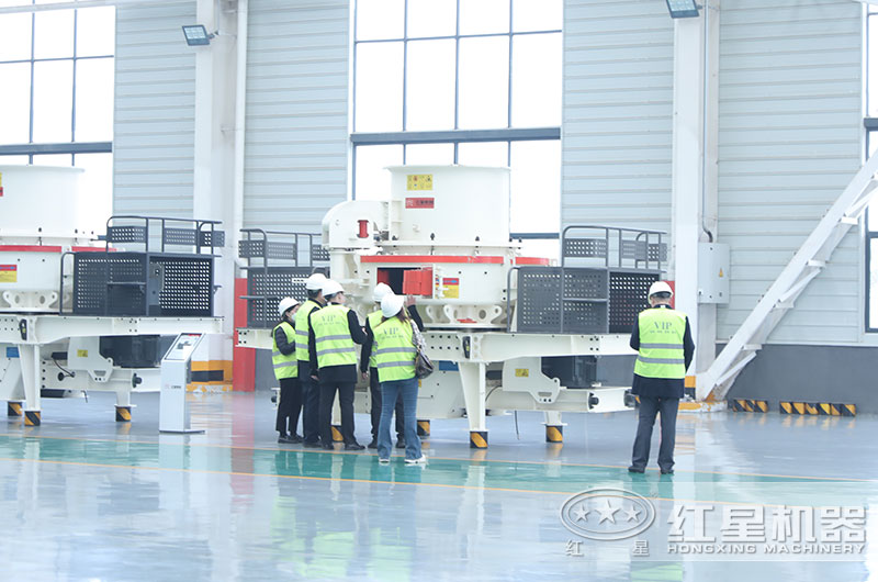 客户来厂考察制砂设备 客户来厂考察制砂设备