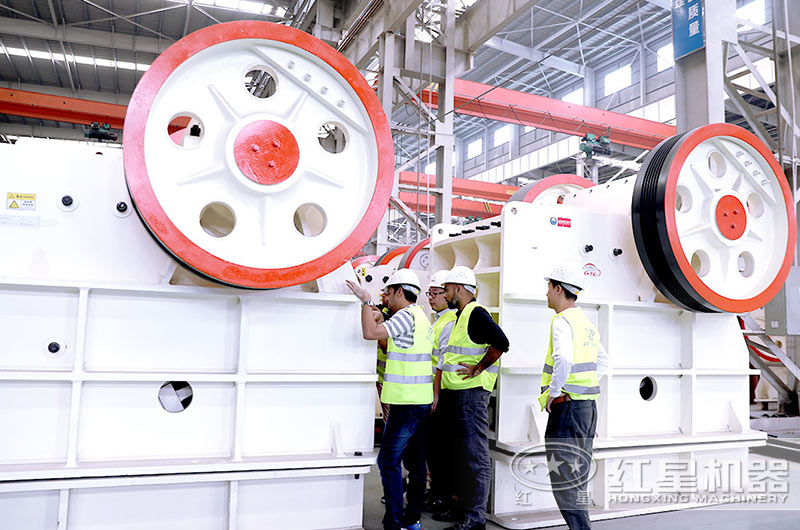 客户来厂考察破石头机器 客户来厂考察破石头机器