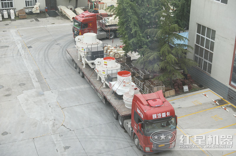 开云电竞成套石灰石磨粉机设备装车发货现场 开云电竞成套石灰石磨粉机设备装车发货现场