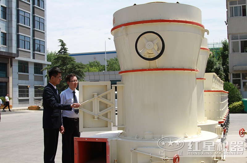 客户来厂考察雷蒙磨粉碎机设备 客户来厂考察雷蒙磨粉碎机设备