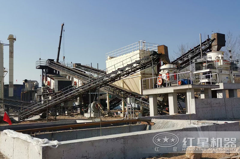 花岗岩破碎加工现场实拍 花岗岩破碎加工现场实拍