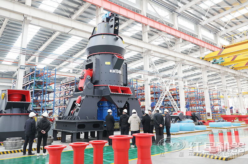 客户来厂参观立式磨粉机设备 客户来厂参观立式磨粉机设备