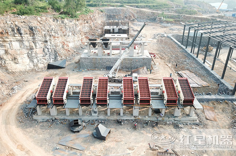 大型时产2000吨石子破碎客户现场搭建中 大型时产2000吨石子破碎客户现场搭建中