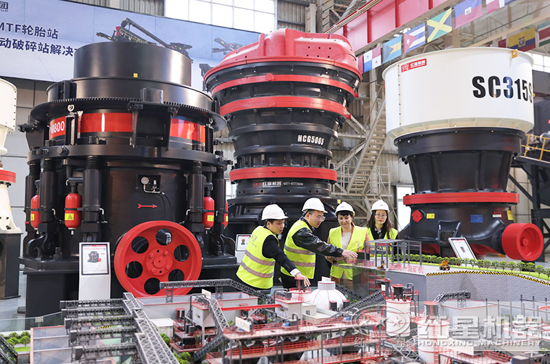 客户来厂考察旋回破碎机设备 客户来厂考察旋回破碎机设备